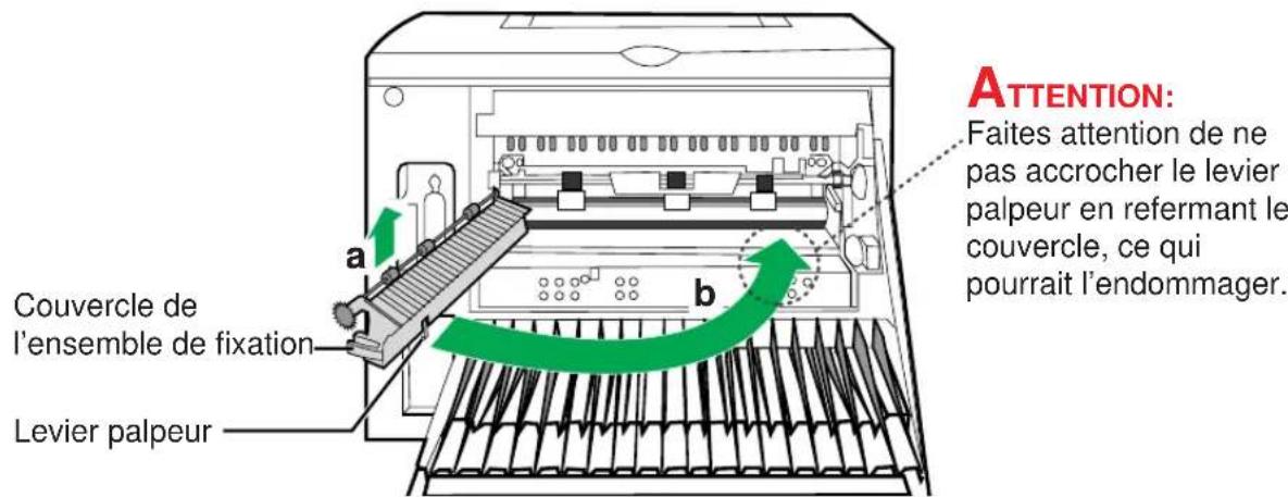 PANASONIC KXP7500 - S'il n'y a pas de papier bloqué visible, ouvre le couvercle tout en tenant l'onglet vert à droite du couvercle. - 3