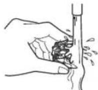 PANASONIC ER2211 - Cleaning the trimmer - 3