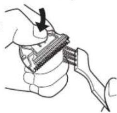 PANASONIC ER2171 - Cleaning the trimmer - 3