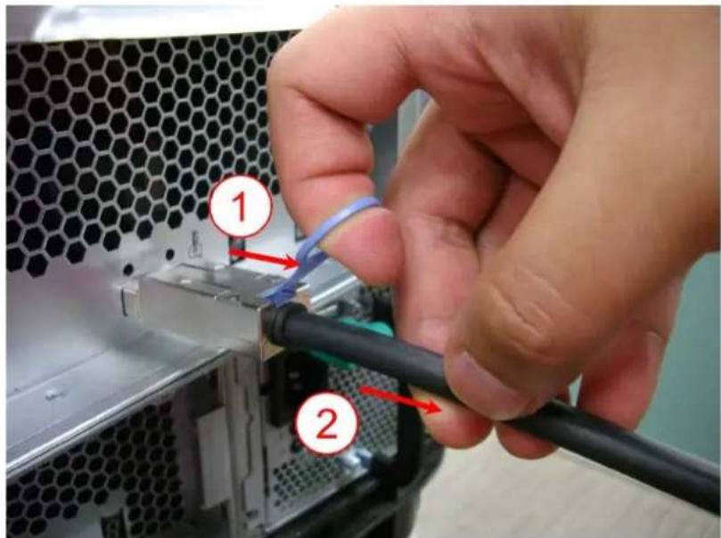 QNAP REXP1000 PRO - Dé branchement du câ ble mini SAS - 1