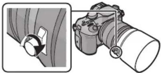 PANASONIC Leica DG Nocticron 42.5mm f1.2 ASPH. - Tournez la vis du parasoleil dans le sens de la flèche pour le fixer solidement. - 1