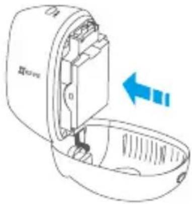 EZVIZ C3A - Paso 1 Insertar la batería en la cámara - 2