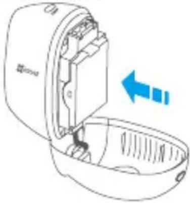 EZVIZ C3A - Étape 1 Installer la batterie dans la caméra - 2
