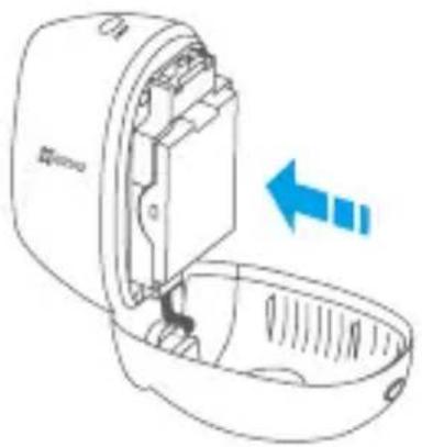 EZVIZ C3A - Krok 1 Vložte baterii do kamery. - 2