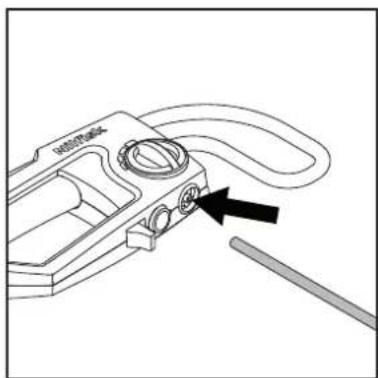 NILFISK C&C Tornado - Montage van de toevoerslang van het schoonmaakmiddel op de spuithendel. - 1