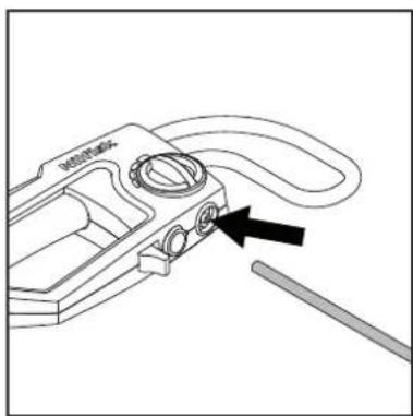 NILFISK C&C Tornado - Montar la boquilla para el detergente en el mango de pulverización - 1