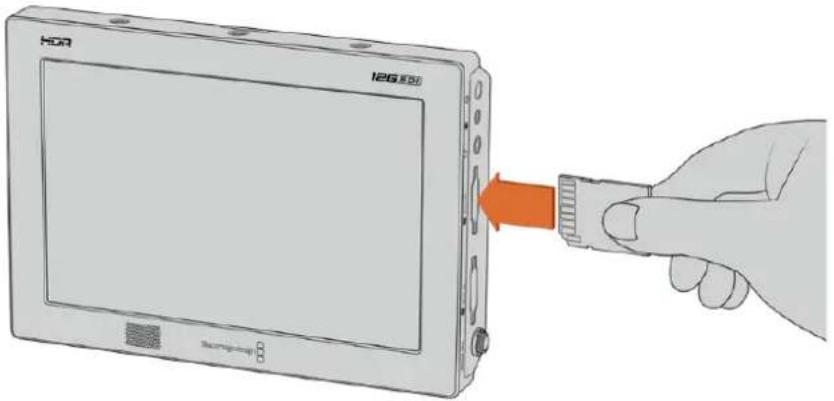 Blackmagic Design Video Assist - Einschieben von SD-Karten - 1