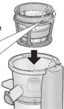 PANASONIC MJL700 - Połaczyc ze soba szczotke obrotowej oraz filtr do soku, a nastepnie umieść je na obudowej silnika. - 1