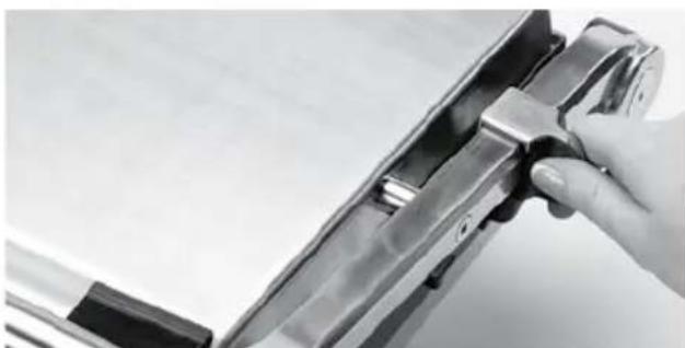 SAGE The BBQ Grill 800GR - USING THE ADJUSTABLE GRILLING HEIGHT CONTROL FEATURE - 1