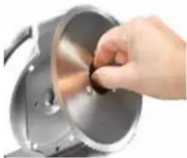 UNOLD Metall Plus 78826 - Attention : Le couteau est très coupant! - 1