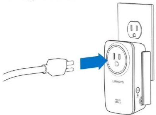 LINKSYS RE6700 - Pass-Through Power Outlet - 1