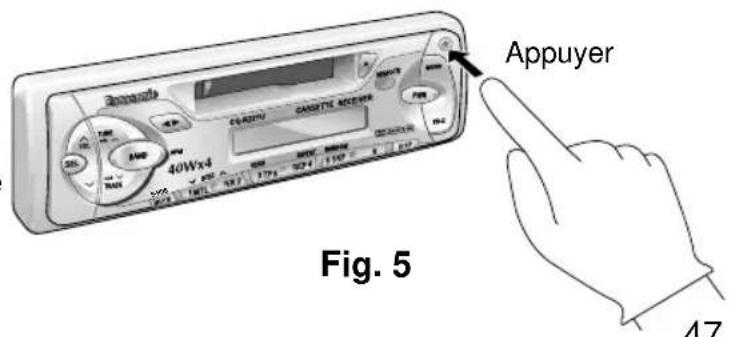 PANASONIC CQR221U - Retrait du panneau avant amovible - 1