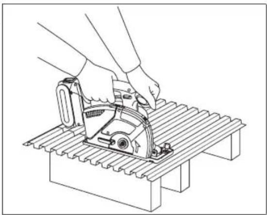 PANASONIC EY45A2 - Ohuiden tai poimutettujen materiaaliensahaaminen: - 2