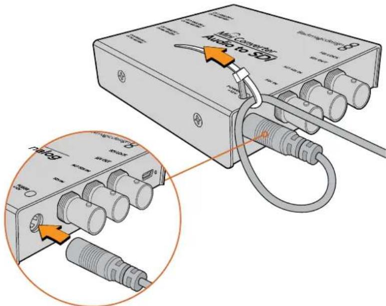 Blackmagic Design Micro Converter HDMI to SDI wPSU - Plugging in Power - 1