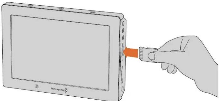 Blackmagic Design Video Assist 4K digital video recorder - Come insere la scheda SD: - 1