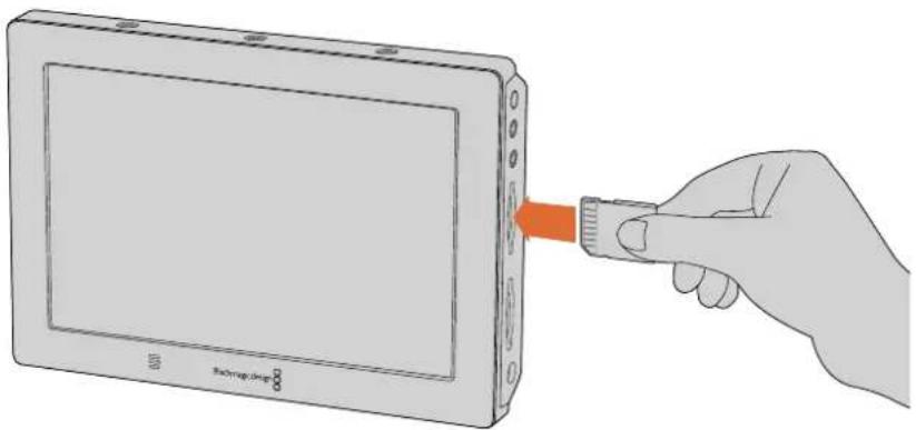 Blackmagic Design Video Assist 4K digital video recorder - So stecken Sle eine SD-Karte eIn: - 1
