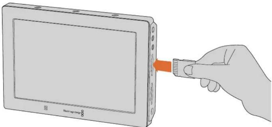Blackmagic Design Video Assist 4K digital video recorder - Para insertar una tarjeta de memoria: - 1