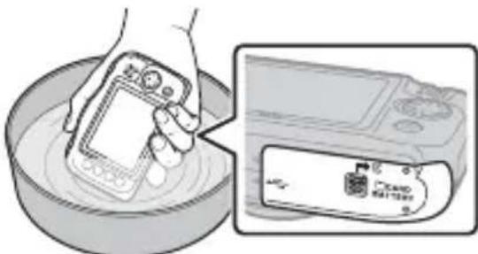 NIKON Coolpix W150 - Gardez le volet du logement pour accumulateur/carte mémoire fermé et rincez l'appareil photo à l'eau douce. - 1