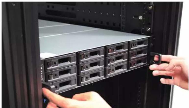 SYNOLOGY SA3400 - Pour retirer le kit de rails : - 1