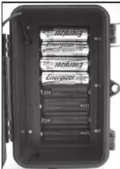 BUSHNELL Trophy Cam 119636 - Loading Batteries - 1