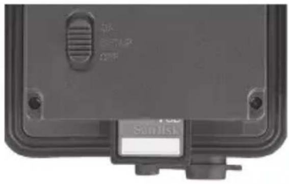 BUSHNELL Trophy Cam 119775 - Insertar una tarjeta SD - 1