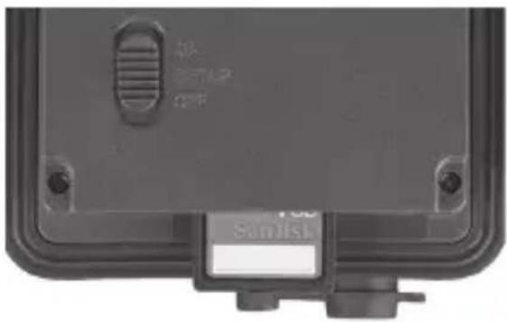 BUSHNELL Trophy Cam 119777 - Insertar una tarjeta SD - 1