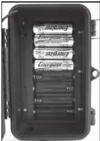 BUSHNELL Trophy Cam Essential - Loading Batteries - 1