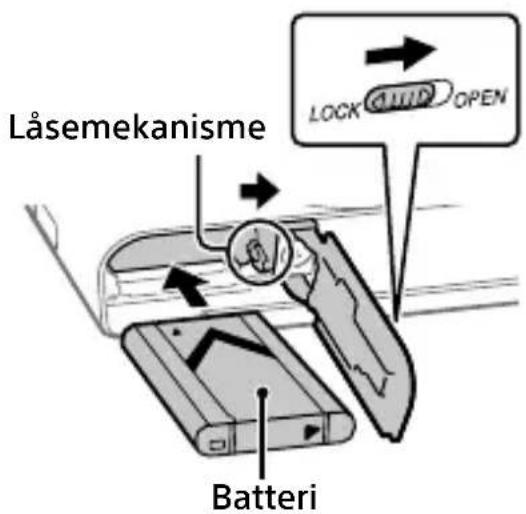 SONY CyberShot DSCRX100 VII - Indsætning af batteripakken (medfølger)/hukommelseskortet (sælges separat) i kameraet - 1