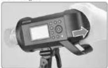 GODOX Witstro AD600 Pro - Montage et démontage de la batterie - 3