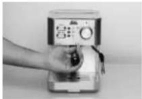 Solis Primaroma 1010 - INSERIRE E PRESSARE LA POLVERE DI CAFFÉ NEL FILTRO - 2