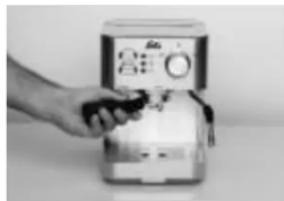 Solis Primaroma 1010 - INSERTING THE PORTAFILTER - 1