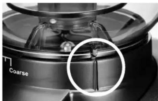 Solis Scala Plus 1661 - FILLING THE BEAN CONTAINER WITHBeans - 3