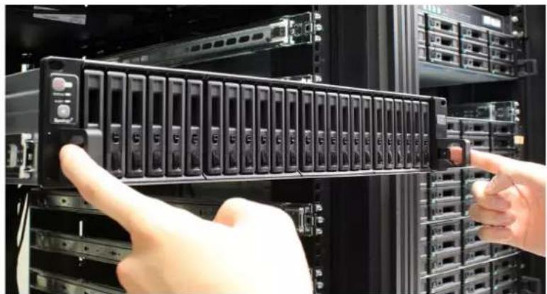 SYNOLOGY FS3400 - Pour retirer le kit de rails : - 1
