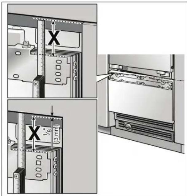 GAGGENAU Vario RB 491 700 - Fixation du rail d'ajustage contre la porte du meuble (compartiment congélateur) - 1
