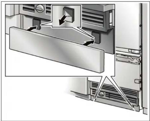 GAGGENAU Vario RB 491 700 - Attaching the toe kick panel - 3