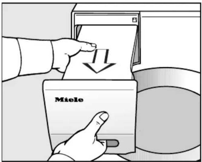 MIELE TCJ680 WP - Nettoyer le filtre à peluches dans le réservoir à eau condensée - 1