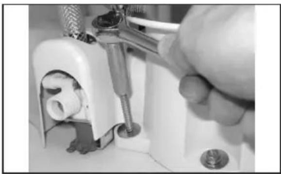 DOMETIC MasterFlush MF 7160 - Ligar a mangueira de abastecimento de água - 1