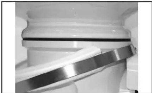 DOMETIC MasterFlush MF 7160 - Desapertar a banda de compressão - 1