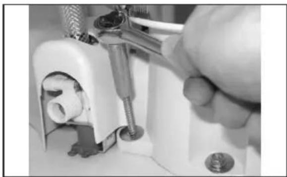 DOMETIC MasterFlush MF 7220 - Tilslutning af vandforsyningsslangen - 1