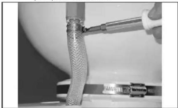 DOMETIC MasterFlush MF 7220 - Fixation du collier de serrage - 1