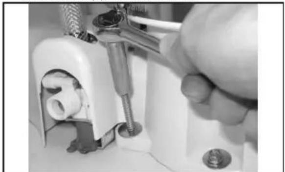 DOMETIC MasterFlush MF 7220 - Connecting the water supply hose - 1