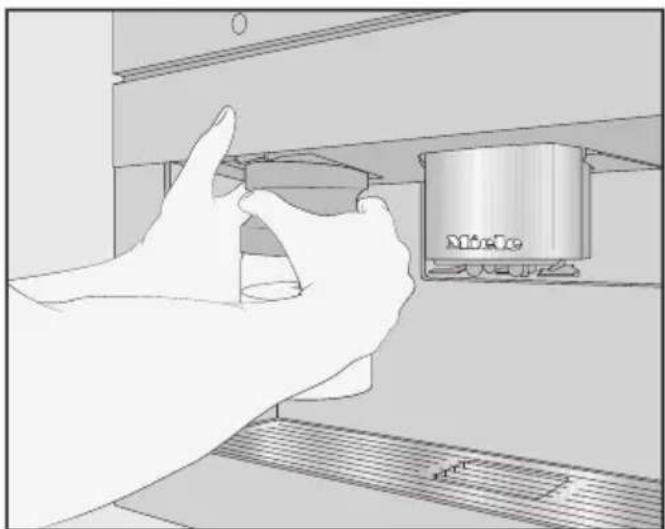MIELE CVA 7845 - Remplir le salarié de lait et lemettre en place. - 2