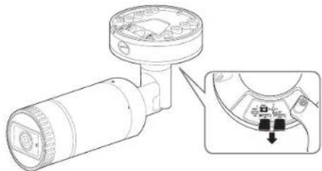 Hanwha XNV6120R - Retrait d'une carte mémoire Micro SD - 1