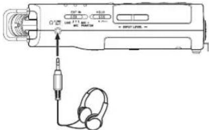 TASCAM DR40X - Listening with headphones - 1