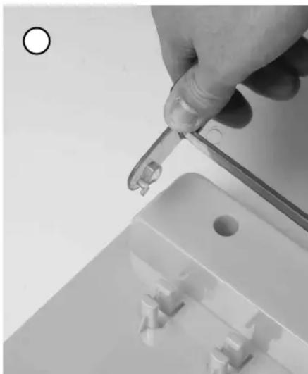 Master Lock 1484 - Remise en place du couvercle - 1