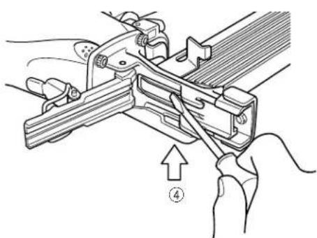 HITACHI N5010A - Dégagement des agrafes coincées - 2