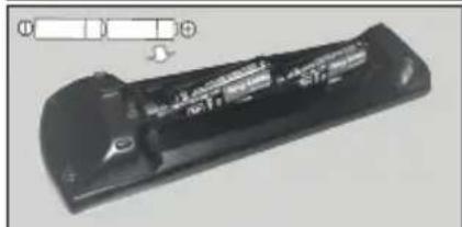 PANASONIC TX65GXW585 - Insertion des piles dans la télécommande - 2