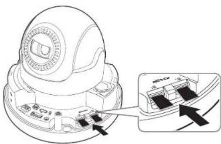 Hanwha XND6085V - Insertion d'une carte memoire Micro SD - 1