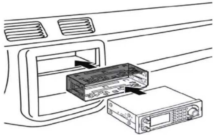 UNIDEN BCD996P2 - Installation à l'aide du boîtier DIN-E (optionnel, no de pièce DIN-0001) - 1