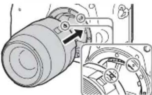 SONY Alpha ILCA68K - Montieren Sie das Objektiv, indem Sie die orangefarbenen Ausrichtmarkierungen (Ansetzindices) an Objektiv und Kamera aufeinander austrichten. - 1